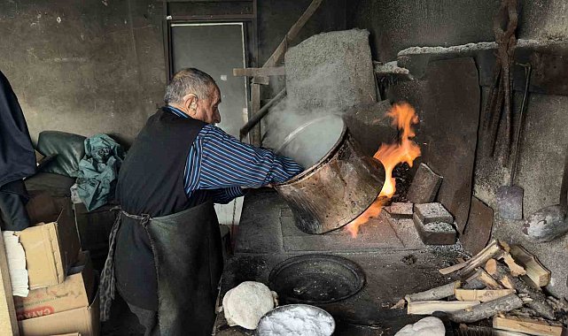 70 yıldır aynı ocağın başında kalay yaparak mesleği yaşatmaya çalışıyor