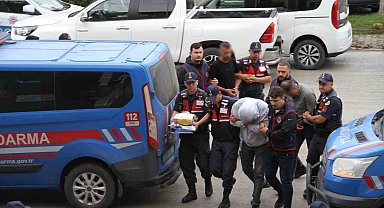 73 yaşındaki adama "kargo" yalanıyla 17 milyonluk senet imzalatmaya 4 gözaltı