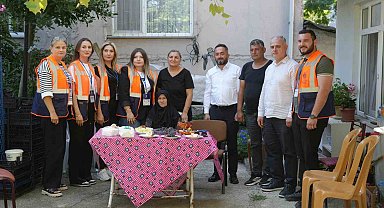 85 yaşındaki Emine nineye sürpriz doğum günü: "İlk kez doğum günüm kutlandı, pastayı görünce şoke oldum"