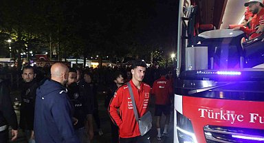 A Milli Futbol Takımı'nı otel önünde yüzlerce taraftar karşıladı