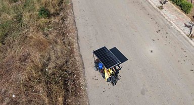 Adana sıcağını avantaja çevirdi: Dondurma sattığı motosikletine güneş paneli taktırdı