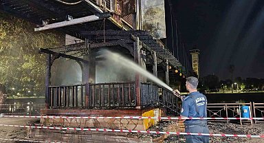 Adana'da asma yaya köprüsünde yangın: 20 metrelik bölüm yandı
