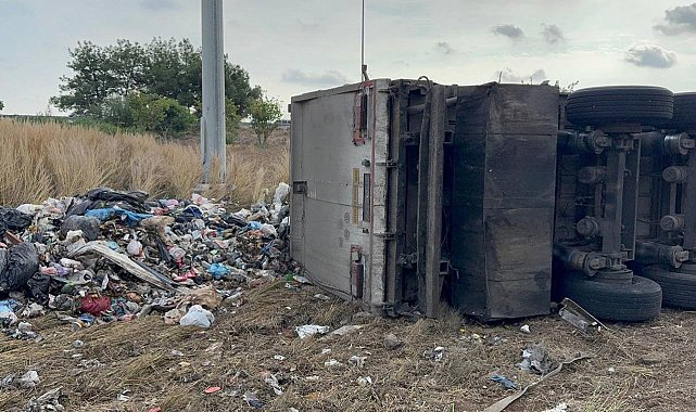 Adana'da atık yüklü tır devrildi: Sürücü yaralandı