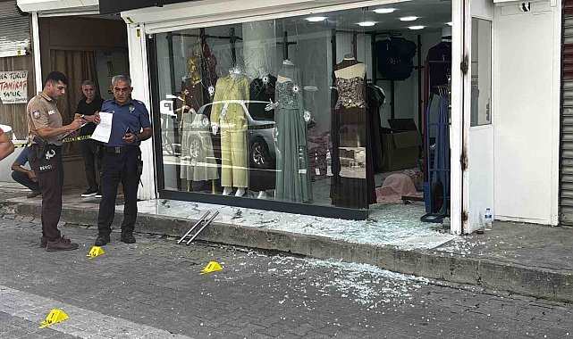 Adana'da iş yerine silahlı saldırı: Cama 9 kurşun isabet etti