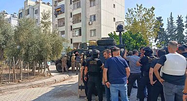 Adana'da kesinleşmiş hapis cezası olan şahıs elindeki patlayıcıyla polise direniyor