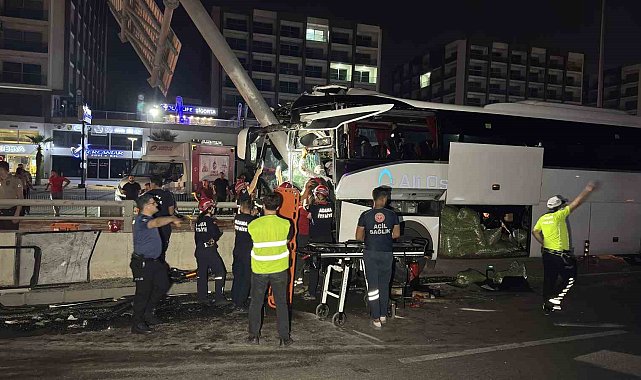 Adana'da yolcu otobüsü alt geçit duvarına çarptı: 11 yaralı