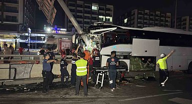 Adana'da yolcu otobüsü alt geçit duvarına çarptı: 11 yaralı