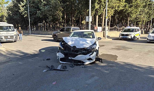 Adıyaman'da 2 otomobil çarpıştı: 1 yaralı