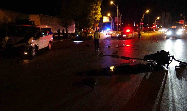 Ağaca çarpan minibüsün motoru yola fırladı: 2 yaralı