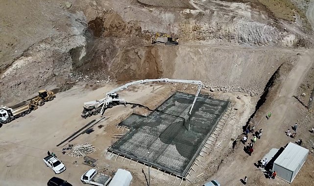 Ağrı'da 2 bin 300 rakımlı köyde afet riski eğitime engel olmadı, tepe yontularak okul alanı açıldı