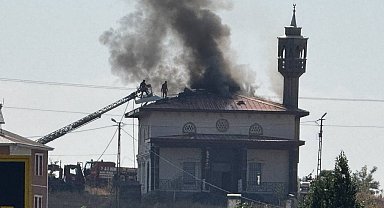 Ağrı'da caminin çatısında çıkan yangın paniğe neden oldu