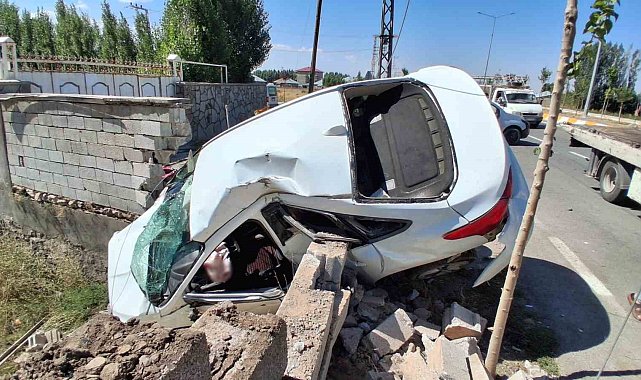 Ağrı'da iki aracın karıştığı feci kazada 4 kişi yaralandı
