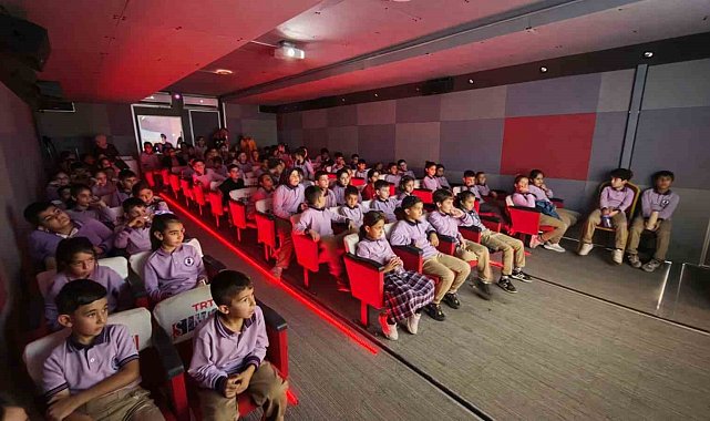 Ahlatlı çocuklar TRT sinema tırıyla sinema heyecanı yaşadı