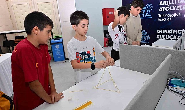 Akademi Manisa'da gençlere robotik ve mühendislik deneyimi