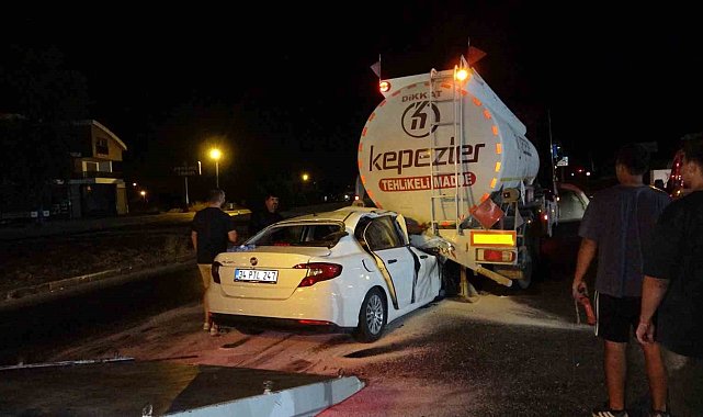 Akaryakıt tankerine ok gibi saplanan otomobil, tankerin yakıtının boşaltılmasıyla çıkartılabildi