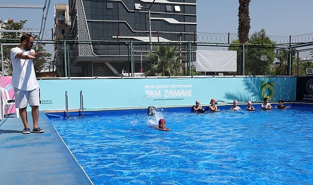Akdeniz'de 450 çocuk hem serinledi hem yüzme öğrendi