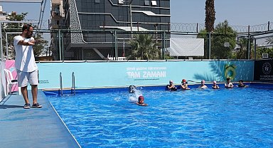 Akdeniz'de 450 çocuk hem serinledi hem yüzme öğrendi