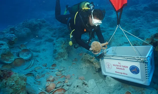 Akdeniz'in derinliklerinden 2 bin 100 yıllık sofra takımları çıkarılıyor