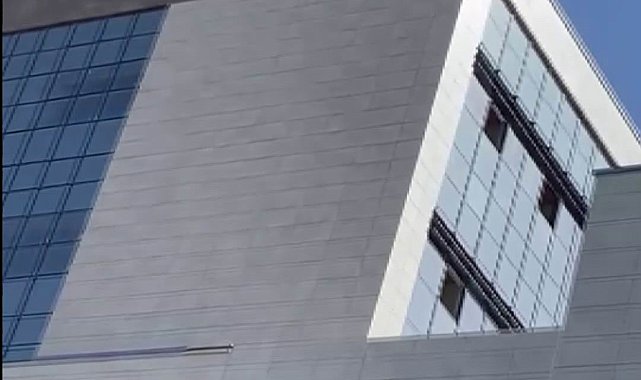 Alacağını tahsil edemeyince inşaatın çatısına çıktı