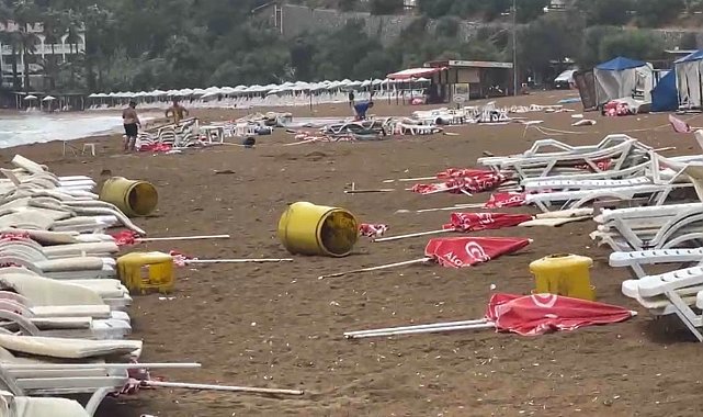 Alanya'da şiddetli rüzgar sahili savaş alanına çevirdi: Şezlonglar metrelerce sürüklendi