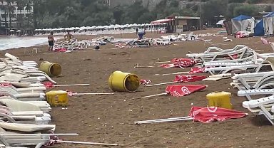 Alanya'da şiddetli rüzgar sahili savaş alanına çevirdi: Şezlonglar metrelerce sürüklendi