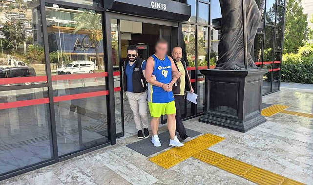 Alanya'da Türk bayrağına tüküren İngiliz turist tutuklandı