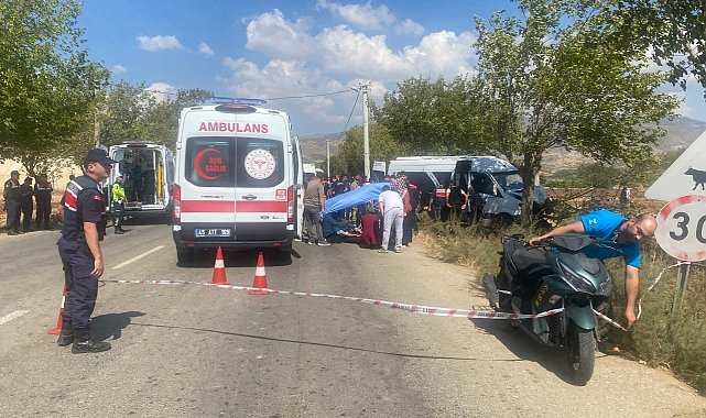Alaşehir'de işçi minibüsü ağaca çarptı: 14 yaralı