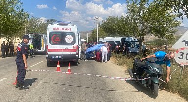 Alaşehir'de işçi minibüsü ağaca çarptı: 14 yaralı