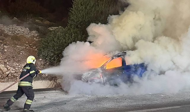 Alev alan otomobil kullanılamaz hale geldi