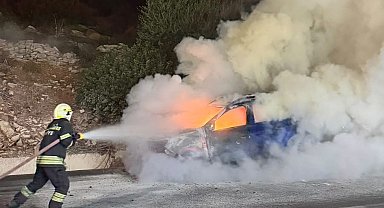 Alev alan otomobil kullanılamaz hale geldi