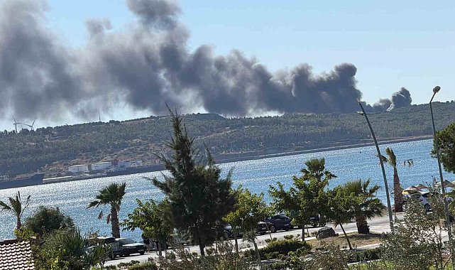 Aliağa'da gemi söküm tesislerindeki hurdalık deposunda yangın