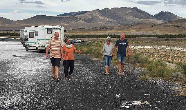 Alman turistler Karapınar'da kamp yaptı