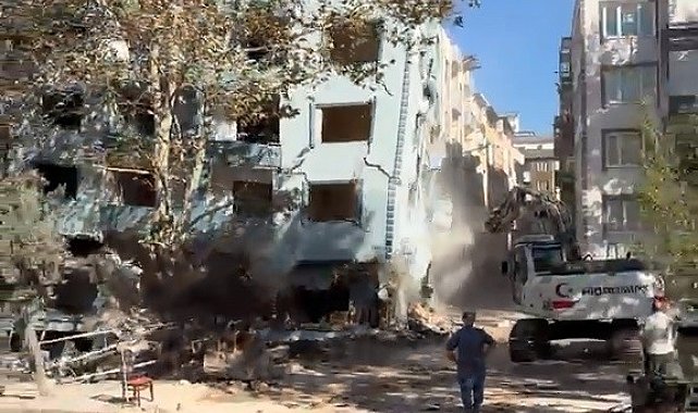 Altı katlı apartman yıkım sırasında çöktü