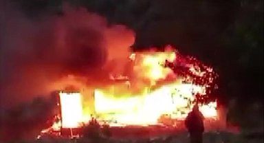 Amasya'da ahşap ev alev alev yandı