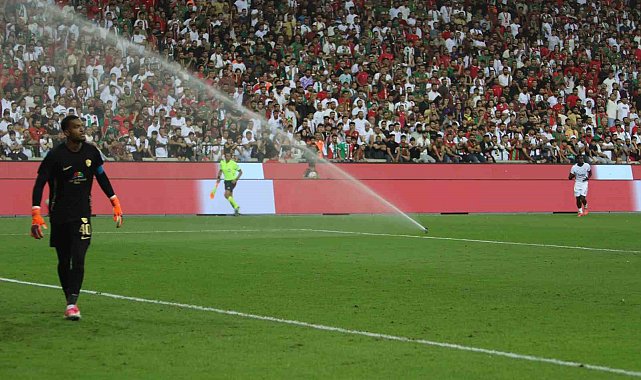Amed Sportif Faaliyetler Beşiktaş maçı oynanırken, saha sulama sistemi açıldı