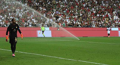 Amed Sportif Faaliyetler Beşiktaş maçı oynanırken, saha sulama sistemi açıldı