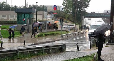 Anadolu Yakası'nda gece başlayan yağış sabah saatlerinde de etkisini sürdürdü