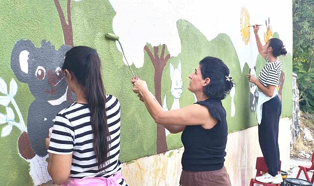 Anaokulunun duvarları öğretmen ve öğrencilerin resimleriyle renklendi