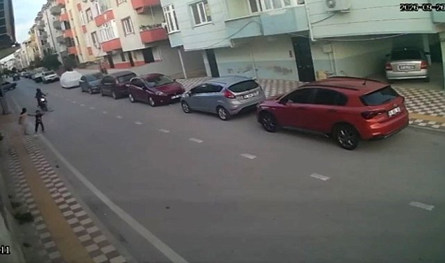 Aniden yola çıkan çocuğa motosiklet çarptı: Kaza anı kamerada