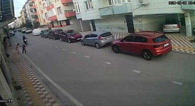 Aniden yola çıkan çocuğa motosiklet çarptı: Kaza anı kamerada