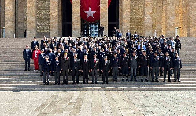 Ankara Valisi Canbolat ve beraberindeki heyet, Anıtkabir'i ziyaret etti