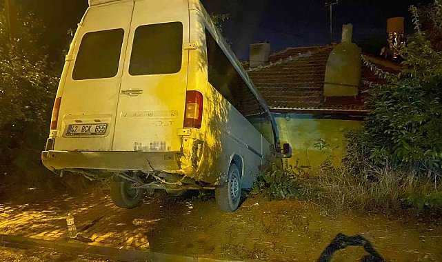 Ankara'da el freni çekilmeyen minibüs duvara çarptı
