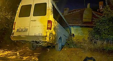 Ankara'da el freni çekilmeyen minibüs duvara çarptı