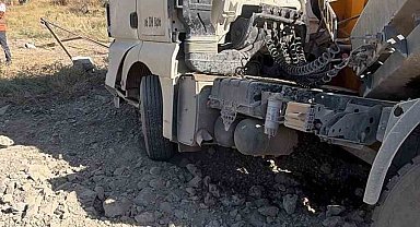 Ankara'da kontrolden çıkan tır devrildi