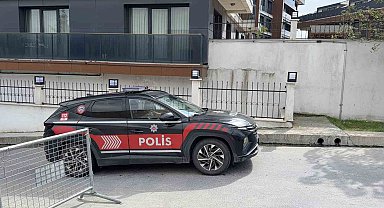 Annesiyle tartıştı, öfkesini İETT durağından çıkardı: Kaldırım taşıyla camını kırdı