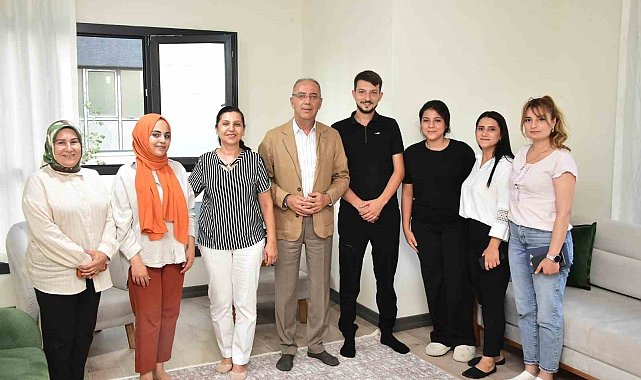 Antakya Belediye Başkanı Yapar, evlerine kavuşan depremzede ailelerle bir araya geldi