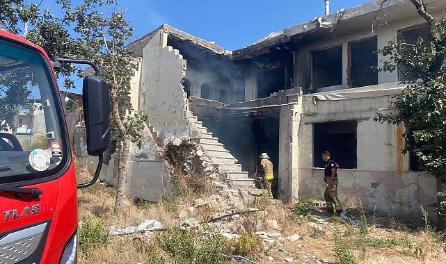 Antakya'da metruk bina yangını kontrol altına alındı