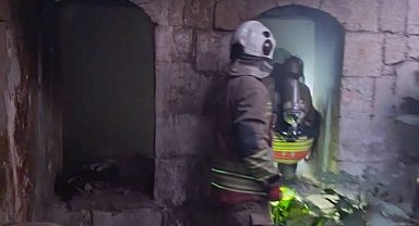 Antakya'da metruk binada yangın çıktı