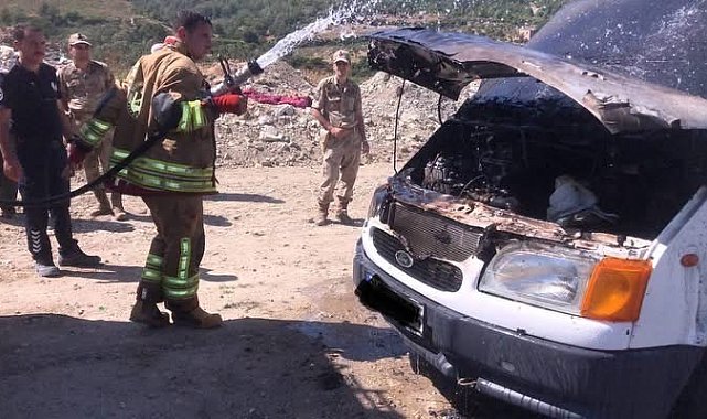 Antakya'da minibüsün motorundan alevler yükseldi