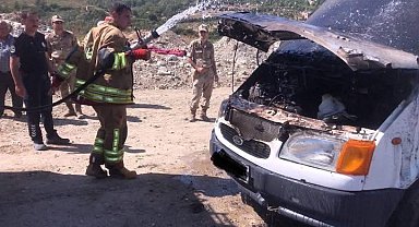 Antakya'da minibüsün motorundan alevler yükseldi